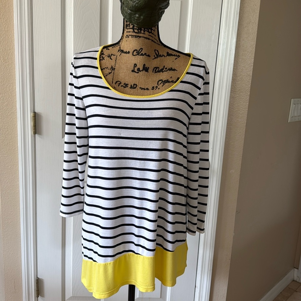 Liz Claiborne Black and White Tunic with Ruffled Hem